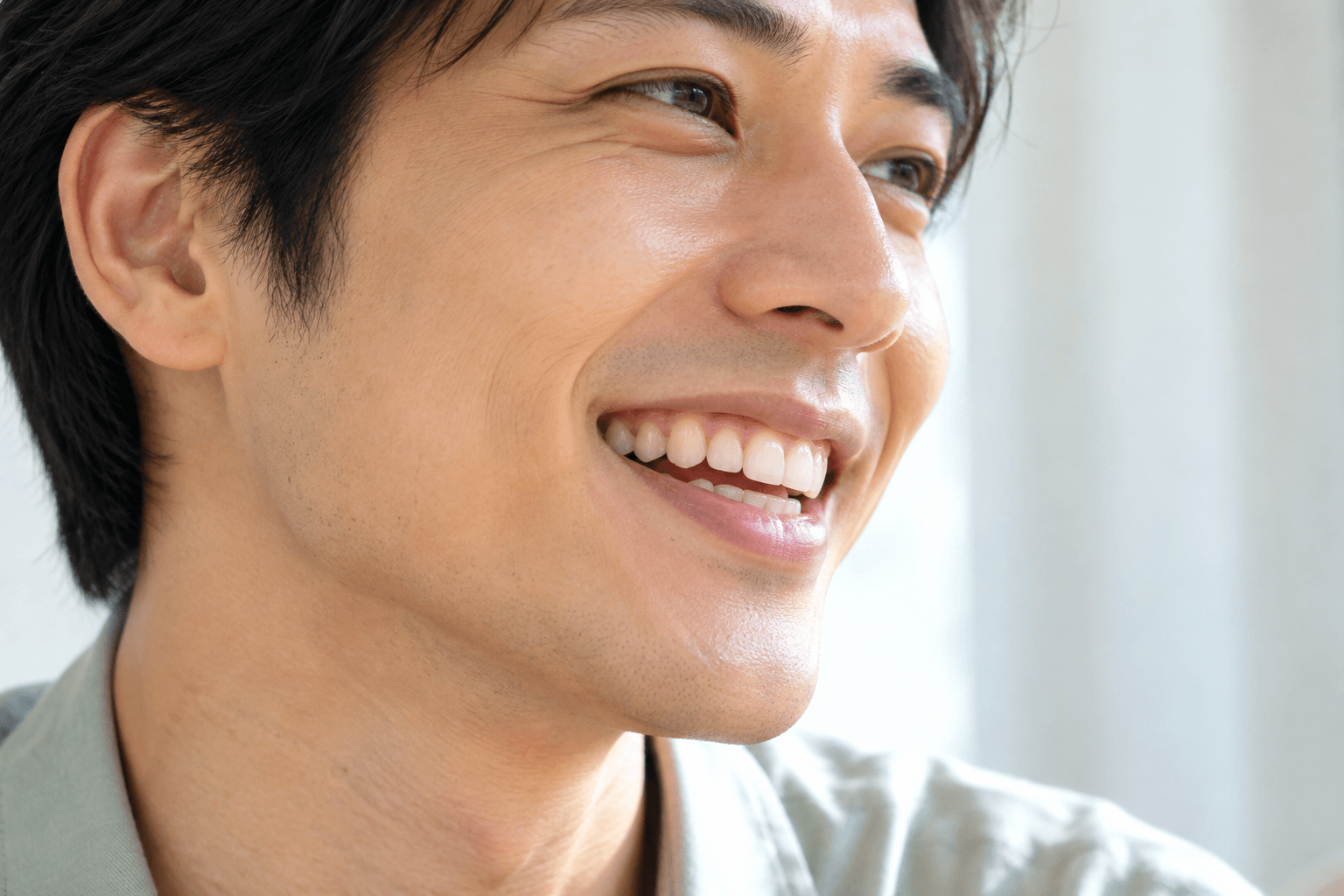 前歯と奥歯で異なるセラミックの選び方をイメージした画像